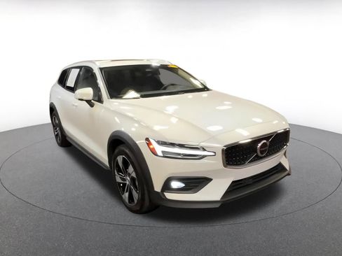 Used 2025 Volvo V60 B5 Cross Country Plus image 3