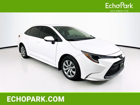 Used 2025 Toyota Corolla LE FWD image 1