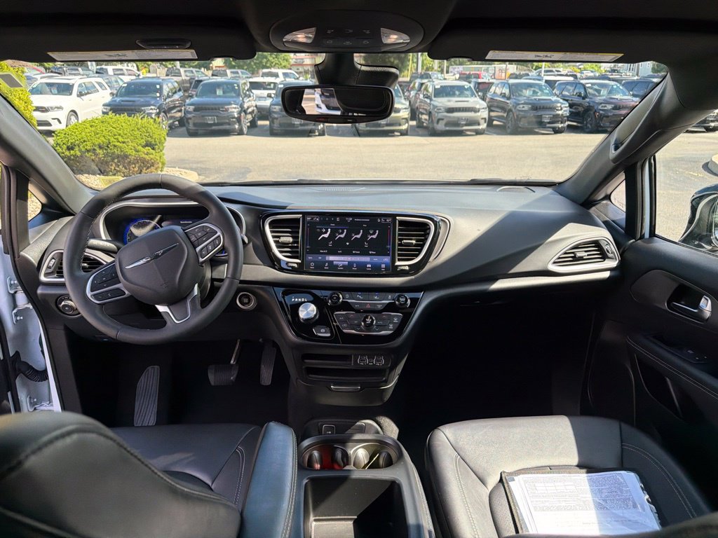 Used 2025 Chrysler Pacifica Select FWD image 21