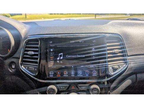 Used 2019 Jeep Grand Cherokee Altitude image 23