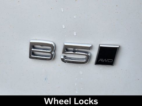 Certified 2024 Volvo XC40 B5 Plus w/ Protection Package Premier image 19