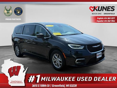 Used 2023 Chrysler Pacifica Touring-L FWD image 1