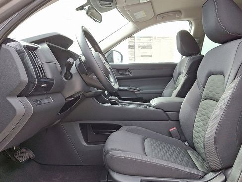 New 2025 Nissan Pathfinder S image 8