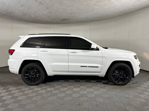 Used 2020 Jeep Grand Cherokee Altitude AWD/4WD image 4