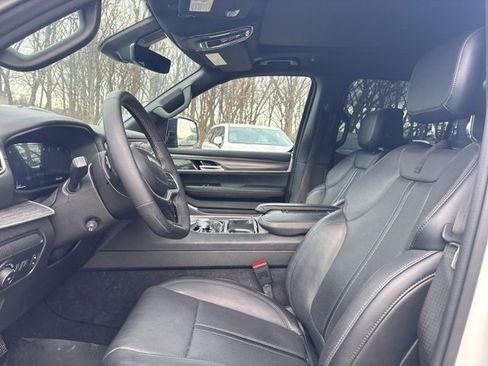 Used 2024 Jeep Wagoneer L Series III w/ Premium Group I image 3