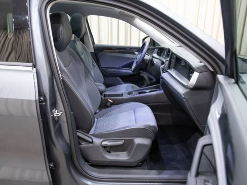 Used 2025 Volkswagen Tiguan SE w/ Panoramic Sunroof Package AWD/4WD image 14