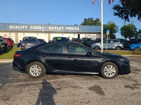 Used 2025 Toyota Camry LE image 3