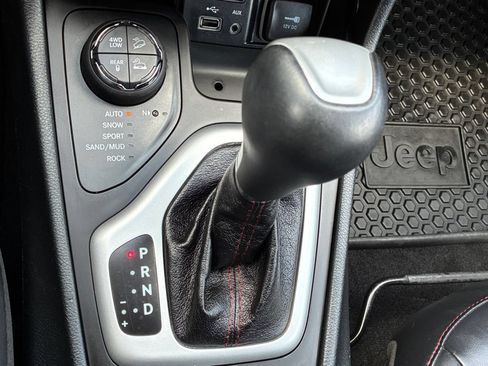 Used 2014 Jeep Cherokee Trailhawk w/ Comfort/Convenience Group AWD/4WD image 10