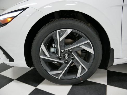 Used 2025 Hyundai Elantra Sport FWD image 5