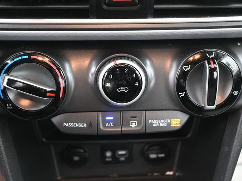 Used 2019 Hyundai Kona SE image 14