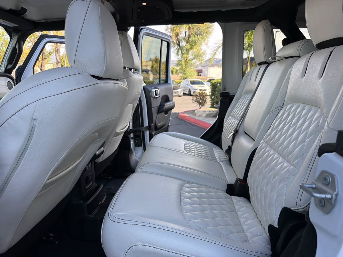 Used 2024 Jeep Wrangler Unlimited Sahara w/ Technology Group AWD/4WD image 25