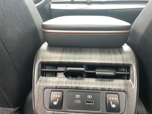 Used 2024 Nissan Ariya AWD image 11