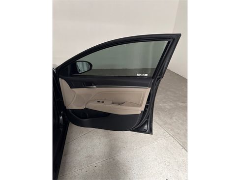 Used 2018 Hyundai Elantra Limited image 18