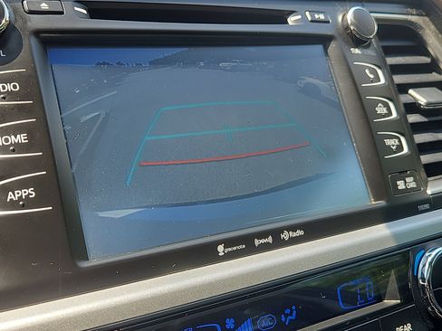 Used 2019 Toyota Highlander XLE AWD/4WD image 24