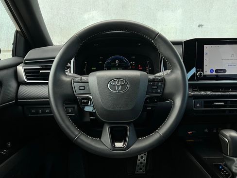 Used 2025 Toyota Camry SE image 32
