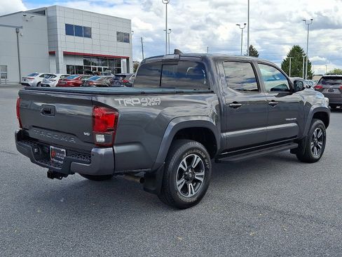Used 2018 Toyota Tacoma TRD Sport AWD/4WD image 7