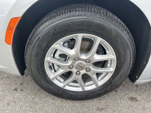 Certified 2023 Chrysler Pacifica Touring-L image 17