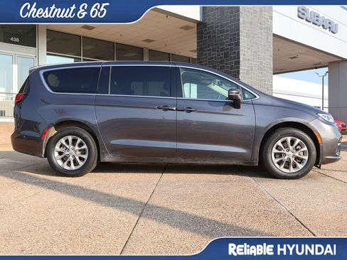 Used 2023 Chrysler Pacifica Touring-L AWD/4WD image 7
