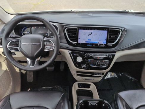 Used 2023 Chrysler Pacifica Touring-L FWD image 22