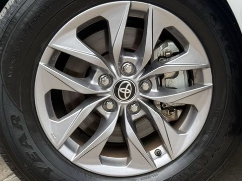 Used 2025 Toyota Sienna XLE FWD image 10