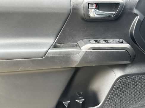 Used 2020 Toyota Tacoma TRD Sport image 10