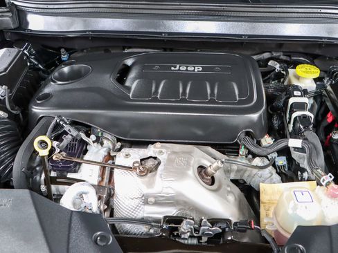 Used 2019 Jeep Cherokee Latitude Plus w/ Comfort/Convenience Group image 29