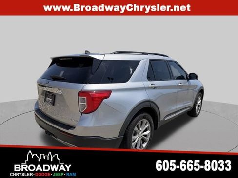 Used 2022 Ford Explorer XLT w/ Equipment Group 202A AWD/4WD image 6