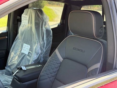 New 2026 GMC Canyon Denali image 16