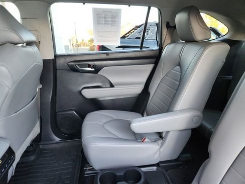 Certified 2021 Toyota Highlander XLE image 18
