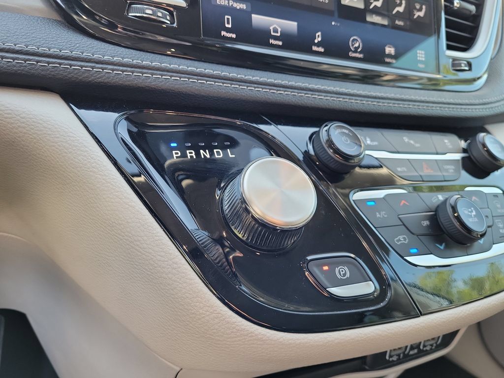 Used 2023 Chrysler Pacifica Touring-L FWD image 38
