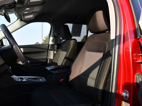 Used 2023 Ford Explorer XLT image 13