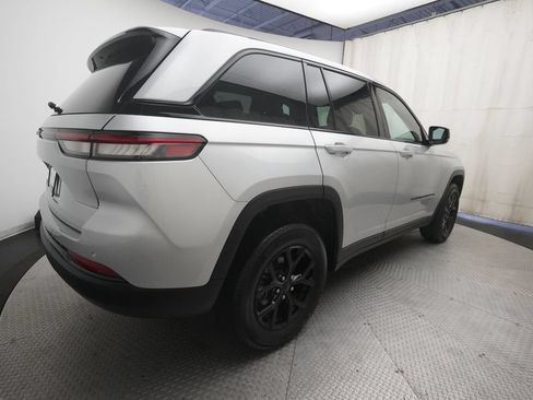 Used 2025 Jeep Grand Cherokee Altitude AWD/4WD image 35