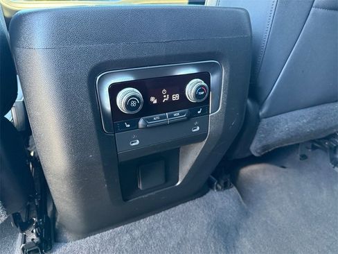 Used 2022 GMC Yukon SLT w/ SLT Premium Package image 14