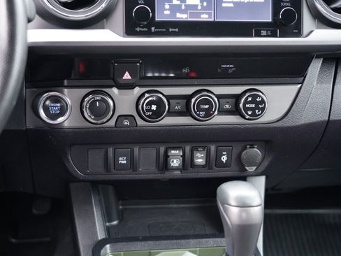 Used 2018 Toyota Tacoma TRD Off-Road image 24