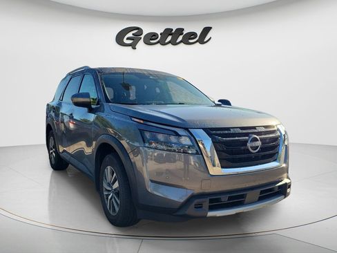 Used 2025 Nissan Pathfinder SL FWD image 3