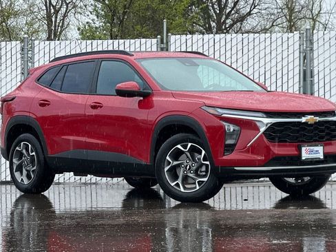 New 2026 Chevrolet Trax LT w/ Sunroof Package FWD image 2