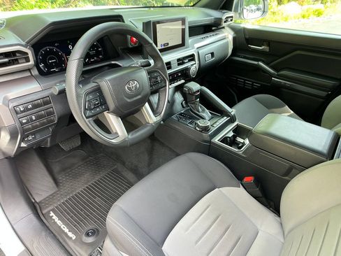 Certified 2025 Toyota Tacoma TRD Off-Road AWD/4WD image 10