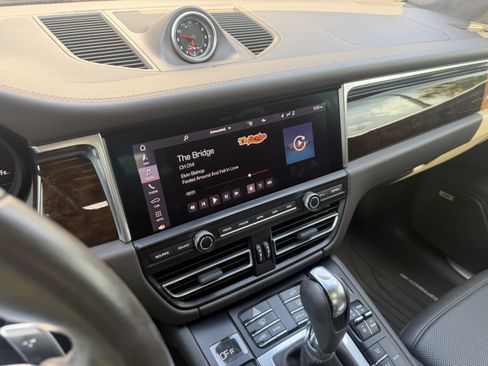 Certified 2021 Porsche Macan Turbo AWD/4WD image 28