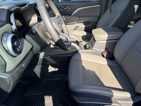 Used 2025 Chevrolet Colorado ZR2 w/ Technology Package AWD/4WD image 13
