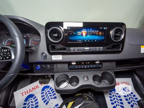 Used 2024 Mercedes-Benz Sprinter 3500 image 25