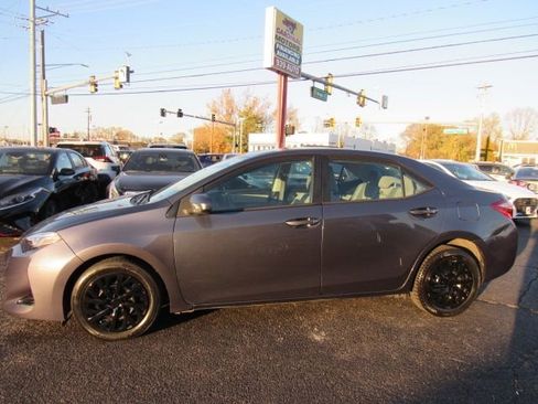 Used 2018 Toyota Corolla LE image 4