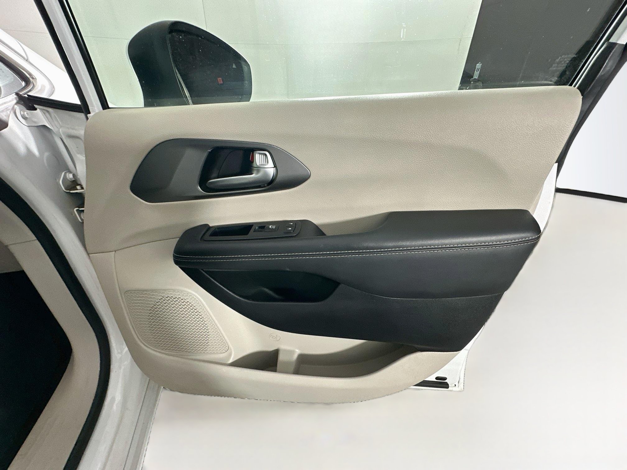 Used 2023 Chrysler Pacifica Touring-L FWD image 31