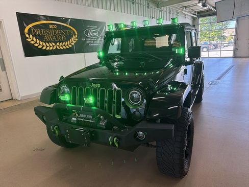 Used 2016 Jeep Wrangler Unlimited Sahara w/ Connectivity Group image 10