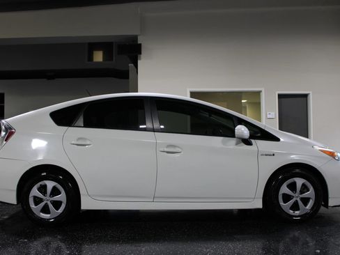 Used 2015 Toyota Prius Two FWD image 2