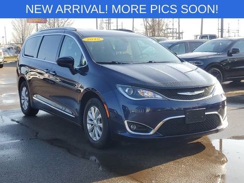 Used 2019 Chrysler Pacifica Touring-L image 2