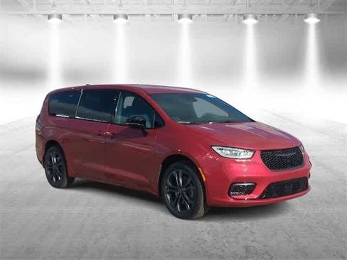 New 2026 Chrysler Pacifica Select image 2