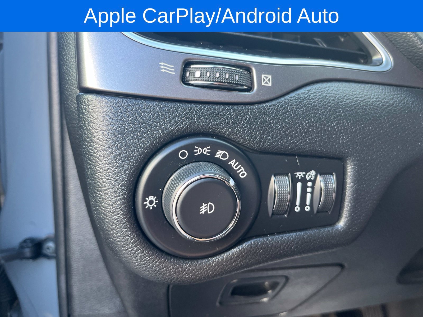 Used 2019 Jeep Cherokee Latitude Plus w/ Cold Weather Group AWD/4WD image 14