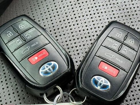 Certified 2021 Toyota Sienna Platinum image 23