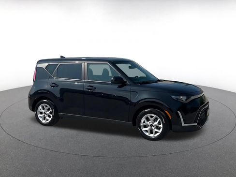 Used 2025 Kia Soul LX w/ LX Technology Package FWD image 2