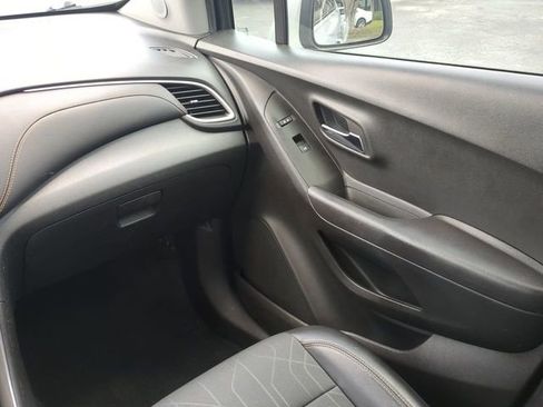 Used 2019 Chevrolet Trax LT w/ LT Convenience Package FWD image 18